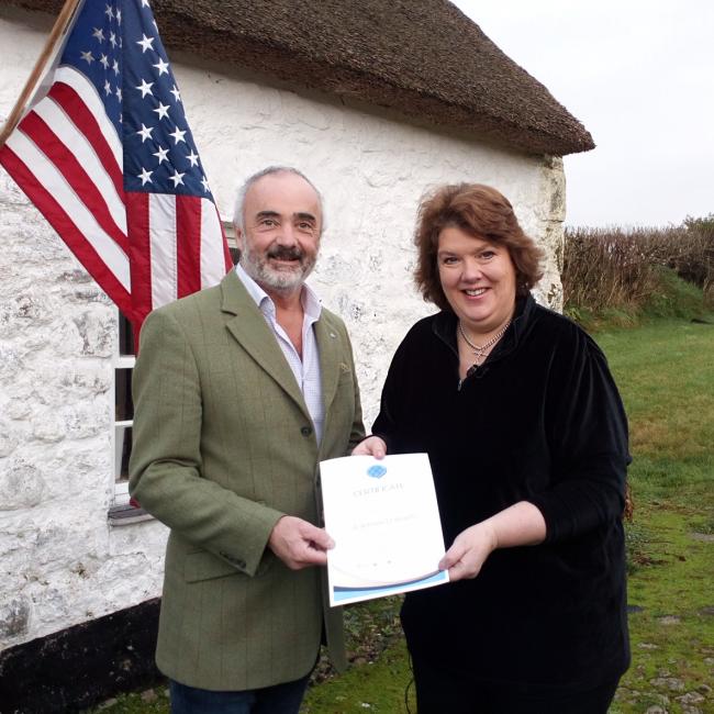 Celebrity chef Paula McIntyre receives her ‘Wheen o Wurds’ certificate from Richard Hanna, Ulster Scots Agency Director of Education and Language.